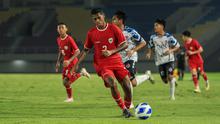 Pemain Timnas Indonesia U-16, Fadly Alberto Hengga menguasai bola saat menghadapi SKO Ragunan pada laga uji coba di Stadion Manahan, Solo, Rabu (12/6/2024) menjelang keikutsertaan Timnas Indonesia U-16 pada ajang Piala AFF U-16 2024. (Bola.com/Radifa Arsa)