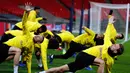 Pemain Borussia Dortmund melakukan pemanasan selama sesi latihan di Stadion Wembley di London, Inggris (12/2). Dortmund akan bertanding melawan Tottenham Hotspur pada babak 16 besar Liga Champions. (AP Photo/Frank Augstein)