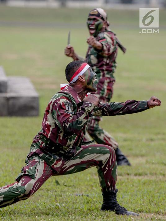 Prajurit Kopassus memperagakan atraksi bela diri saat peringatan HUT ke-67 Kopassus di Markas Kopassus, Cijantung, Jakarta, Rabu (24/4). Acara HUT Kopassus dimeriahkan sejumlah aksi demonstrasi unjuk kekuatan koprs Baret Merah ini, seperti beladiri dan ketangkasan fisik. (Liputan6.com/Faizal Fanani)