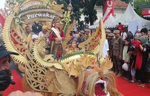 Warga Tumpah Ruah! Kirab Budaya HUT ke-80 Jabar Bikin Bandung Meriah