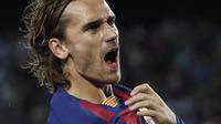 Penyerang Barcelona, Antoine Griezmann berselebrasi usai mencetak gol ke gawang Villareal pada lanjutan pertandingan La Liga di Camp Nou, Rabu (25/9/2019). Barcelona menang tipis atas Villareal 2-1. (AP Photo/Joan Monfort)