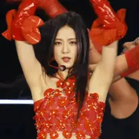 Kemudian Jisoo tampil merah merona dibalut custom dress bunga dari koleksi FW23 David Koma. [Twitter/villainpinks].