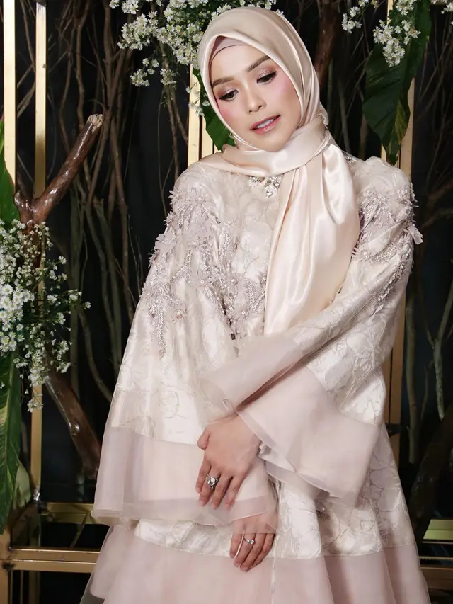 6 Fakta Metha Yunatria, Istri Uki Noah yang Cantik Berhijab