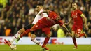 Gelandang Liverpool, Roberto Firmino, berebut bola dengan bek MU, Chris Smailing. Jika ingin lolos MU butuh kemenangan dengan selisih tiga gol saat laga leg kedua di Stadion Old Trafford. (Reuters/Phil Noble)