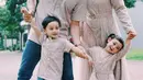 Aryani tampil lebih mewah dengan abaya perpaduan lace dan tutu bersama putri kecilnya (Foto: Instagram @aryanifitriana24)