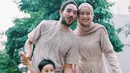 Aryani tampil lebih mewah dengan abaya perpaduan lace dan tutu bersama putri kecilnya (Foto: Instagram @aryanifitriana24)