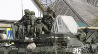 Prajurit angkatan bersenjata Rusia bersiaga di atas kendaraan lapis baja saat patroli usai serangan bom bunuh diri di Stavropol, Rusia (11/4). Serangan teror tersebut, terdapat ada tiga ledakan bom bunuh diri. (REUTERS/Eduard Korniyenko)