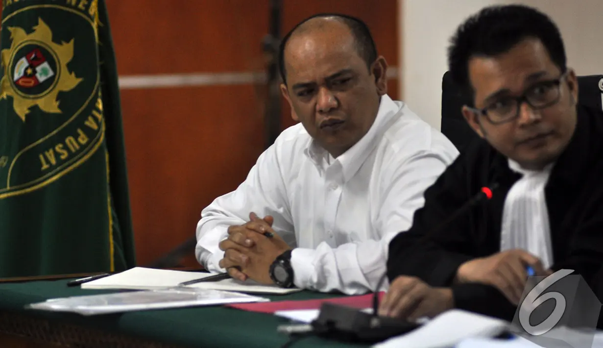 Gulat (kiri) saat menjalani sidang lanjutan dengan Zulkifli Hasan sebagai salah satu saksinya, Pengadilan Tipikor, Jakarta, Senin (5/1/2015).  (Liputan6.com/Miftahul Hayat)
