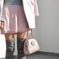 Ilustrasi rok sutra (Photo by Tamara Bellis on Unsplash)