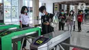 Petugas membantu penumpang memasuki Stasiun BNI City, Jakarta, Minggu (31/7/2022). Stasiun BNI City mulai melakukan uji coba operasi sebagai stasiun KRL untuk pelayanan naik dan turun penumpang KRL pada hari ini. (Liputan6.com/Faizal Fanani)
