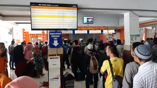 Calon penumpang KA Stasiun Purwokerto mengantre tiket. (Foto: Liputan6.com/Muhamad Ridlo)