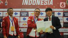 Ketua Umum PSSI, Mochammad Iriawan (tengah) bersama pelatih baru Timnas Indonesia, Shin Tae-Yong usai penandatanganan kontrak di Ruang VVIP Stadion Pakansari, Kab Bogor, Jawa Barat, Sabtu (28/12/2019). Shin Tae-Yong menjadi pelatih Timnas Indonesia selama 4 tahun. (Liputan6.com/Helmi Fithriansyah)