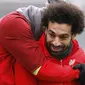 Penyerang Liverpool, Mohamed Salah, dipeluk Dejan Lovren saat mengikuti sesi latihan jelang laga Liga Champions di Melwood, Liverpool, Selasa (27/11). Liverpool akan berhadapan dengan Paris Saint-Germain. (AP/Martin Rickett)