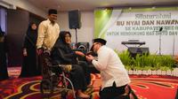 Mas Dhito saat sowan Pengasuh Pondok Pesantren Al-Badrul Falah, Ploso, Kabupaten Kediri Nyai Lailatul Badriyah.