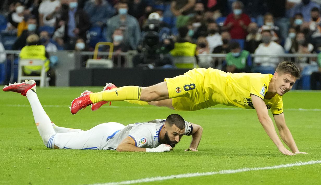 Peluang kedua Real Madrid diperoleh Karim Benzema pada menit ke-12. Tembakannya juga berhasil diblok bek Villarreal. (AP/Manu Fernandez)