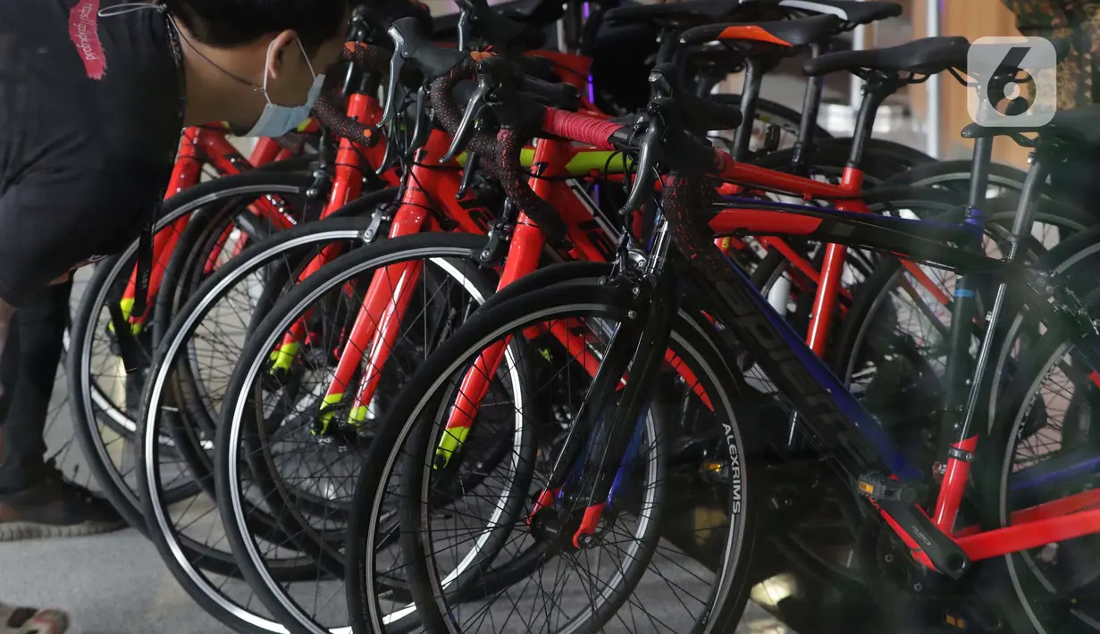 Pewarta memperhatikan sepeda jenis Road Bike di Gedung KPK, Jakarta, Jumat (19/3/2021). KPK menerima 13 unit sepeda dari pihak yang mewakili tersangka suap perizinan pengelolaan komoditas perairan tahun 2020, Syafri, Staf Khusus mantan Menteri KKP, Edhy Prabowo. (Liputan6.com/Helmi Fithriansyah)