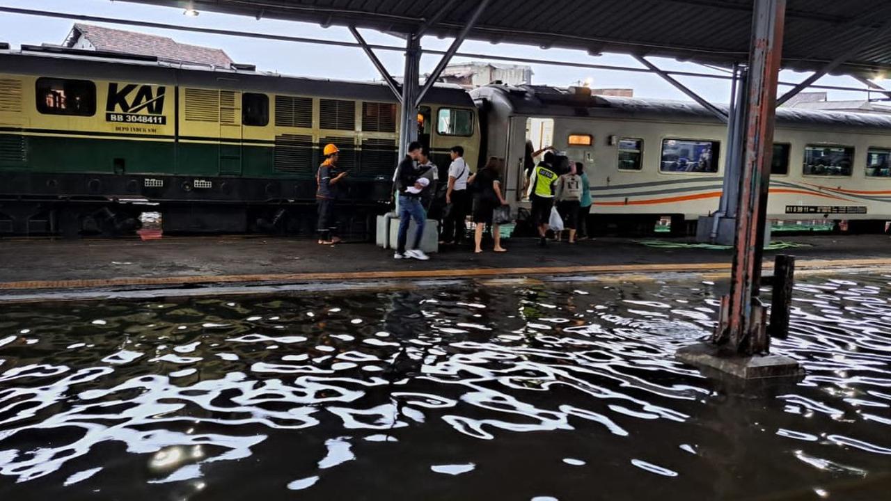 Selain itu, pelayanan keberangkatan dan kedatangan sejumlah kereta dialihkan dari Stasiun Tawang ke Stasiun Poncol.<br>