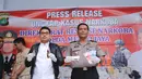 "Tersangka D sama P dapat uang yang dibayarkan pada P dari AL (DPO), Rp 25 juta pada P. P barangnya dari D tadi," ungkap Kabid Humas Polda Metro Jaya, Kombes Pol Argo Yuwono di Ditnarkoba Polda Metro Jaya, Selasa (18/7/2017). (Adrian Putra/Bintang.com)