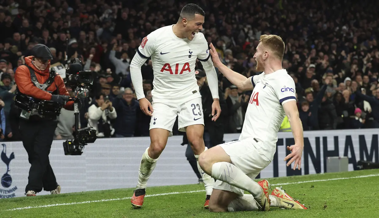 Bek Tottenham Hotspur, Pedro Porro (kiri) bersama Dejan Kulusevski merayakan gol yang dicetaknya ke gawang Burnley pada laga putaran ketiga Piala FA 2023/2024 di Tottenham Hotspur Stadium, London, Sabtu (6/1/2024) dini hari WIB. (AP Photo/Ian Walton)