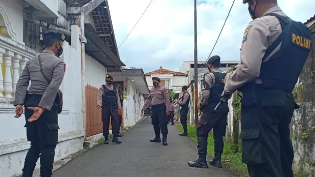 Densus menggeledah rumah terduga teroris di Tuban. (Ahmad Adirin/Liputan6.com)