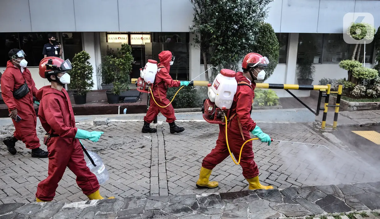 Petugas dari Sudin Gulkarmat Jakarta Pusat menyemprotkan disinfektan lingkungan Balai Kota, Jakarta, Selasa (1/12/2020).Penyemprotan disinfektan tersebut juga dilakukan  guna mencegah penyebaran virus di lingkungan Balai Kota. (merdeka.com/Iqbal S. Nugroho)