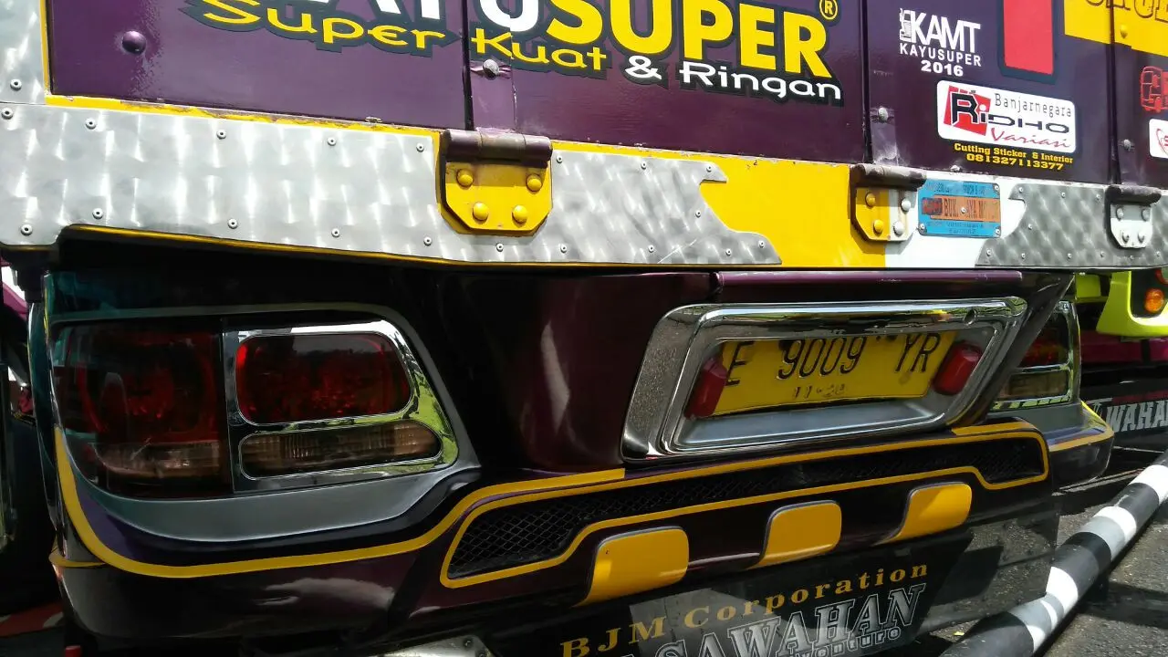 Lampu belakang truk