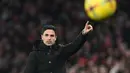 Pelatih Arsenal, Mikel Arteta menginstruksikan pemainnya saat bertanding melawan Manchester United pertandingan lanjutan Liga Inggris di Stadion Emirates di London (22/1/2023). Gol kemenangan Arsenal di cetak Eddie Nketiah dua gol dan Bukayo Saka. (AFP/Glyn Kirk)