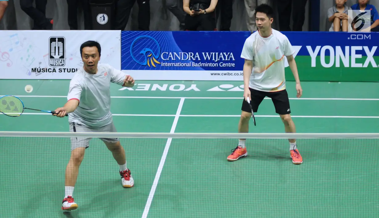 Menpora Imam Nahrawi berpasangan dengan Kevin Sanjaya pada laga eksebisi melawan Candra Wijaya/Ricky Subagja di Candra Wijaya Internasional Badminton Centre, Tangerang Banten, Selasa (19/12). Laga dimenangkan Imam/Kevin. (Liputan6.com/Helmi Fithriansyah)