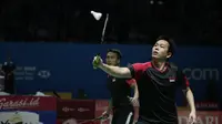 Ganda putra Indonesia, Hendra Setiawan / Mohammad Ahsan, mengembalikan kok saat melawan Yuta Watanabe / Hiroyuki Endo, pada Indonesia Open 2019 di Istora Senayan, Jumat (19/7). Hendra / Ahsan menang 21-15 9-21 22-20. (Bola.com/Yoppy Renato)