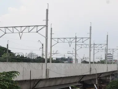Penampakan proyek pembangunan jalur dwiganda atau double-double track (DDT) di Jakarta, Jumat (12/4). Proyek pembangunan DDT ditargetkan rampung pada tahun 2021. (Liputan6.com/Herman Zakharia)