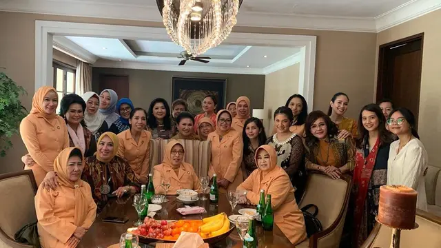5 Potret Gista Putri Dijenguk Iriana Jokowi, Penampilannya Disorot