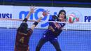 Pebola voli putri Petrokimia Gresik, Bela Sabrina Agustina (kanan) melepaskan spike melewati blok pemain Kharisma Premium Bandung, Yasmine Azizah pada laga final kategori putri Kejuaraan Bolavoli Nusantara Cup 2024 di GOR UNY Yogyakarta, Sabtu (23/3/2024). Petrokimia Gresik menang 3-1 (17-25, 25-18, 25-15 dan 26-24) dan menjadi juara (Dok. PBVSI)