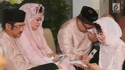 Aktris Sheza Idris saat pengajian di kediamannya kawasan Duri Kosambi, Jakarta, Kamis (10/08). Sheza Idris bersama keluarganya menggelar pengajian dan siraman jelang pernikahannya. (Liputan6.com/Herman Zakharia)