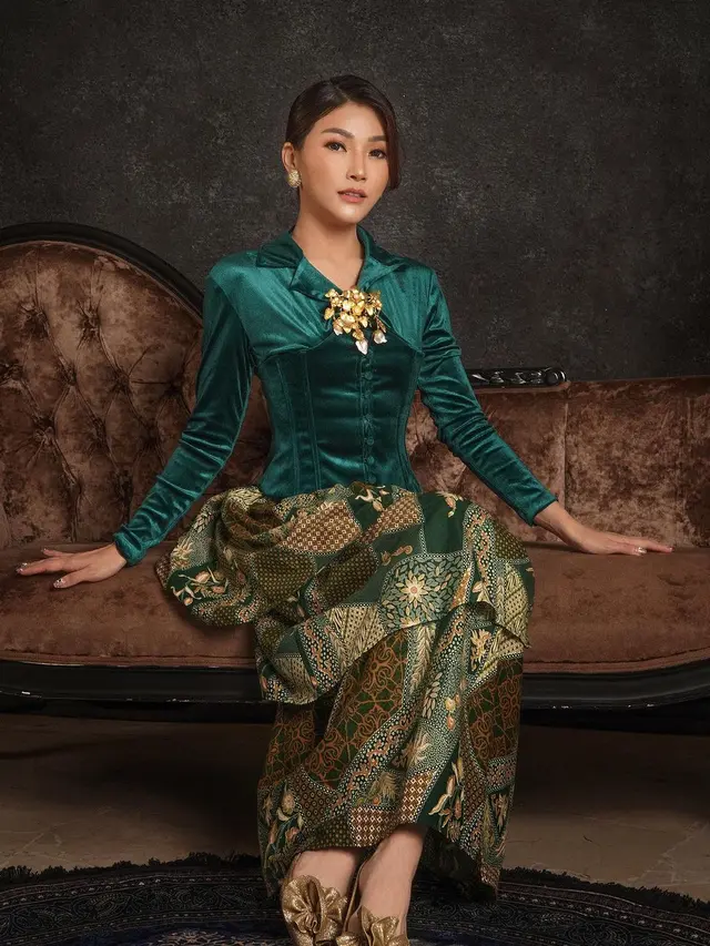 Potret Bak Keluarga Kerajaan dari Sarwendah Bersama Anak-Anak, Tampil Ayu Kenakan Kebaya Meski Berwajah Oriental