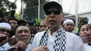 Munarman tampak keluar dari Lapas Salemba mengenakan sorban dan topi dengan tulisan 'Save Palestine'. (merdeka.com/Imam Buhori)