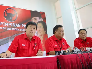 Ketua Fraksi PDIP Olly Dondokambey (tengah) memberikan keterangan pers usai rapat koordinasi di DPP PDIP, Jakarta, Kamis (17/9/2015). Dalam rapat Megawati meminta kepada fraksi untuk turun ke bawah sukseskan pilkada serentak. (Liputan6.com/Faizal Fanani)