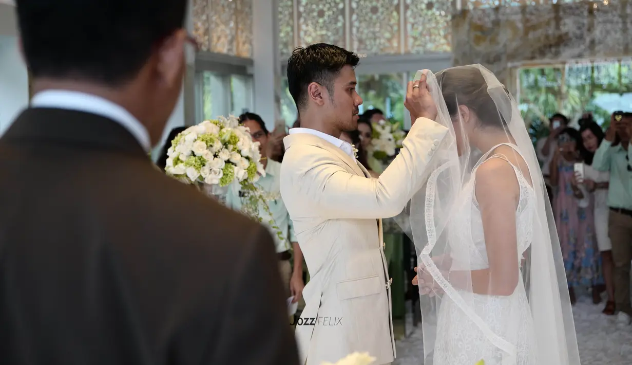 Proses pemberkatan Chicco dan Putri berlangsung intim. Terlihat beberapa keluarga teman dekat menjadi saksi pernikahan yang digelar di Sofitel Bali Nusa Dua. (Foto: Jozz Felix Photography/#MrandMrsJerikho)