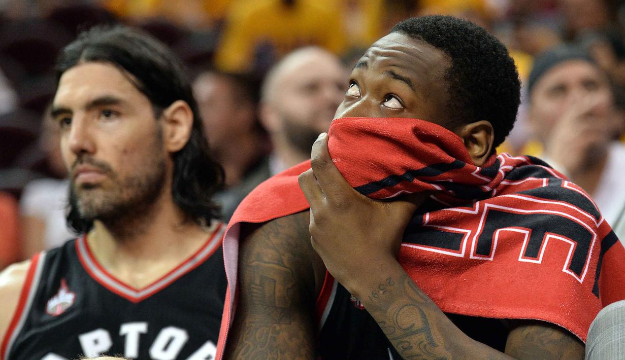 Pemain Toronto Raptors, Terrence Ross dan Luis Scola, menyaksikan timnya berlaga melawan Cleveland Cavaliers pada Final Wilayah Timur, NBA Playoffs 2016 di Quicken Loans Arena, Rabu (18/5/2016) WIB. Cavs menang 115-84.(Ken Blaze-USA TODAY Sports/Reuters)