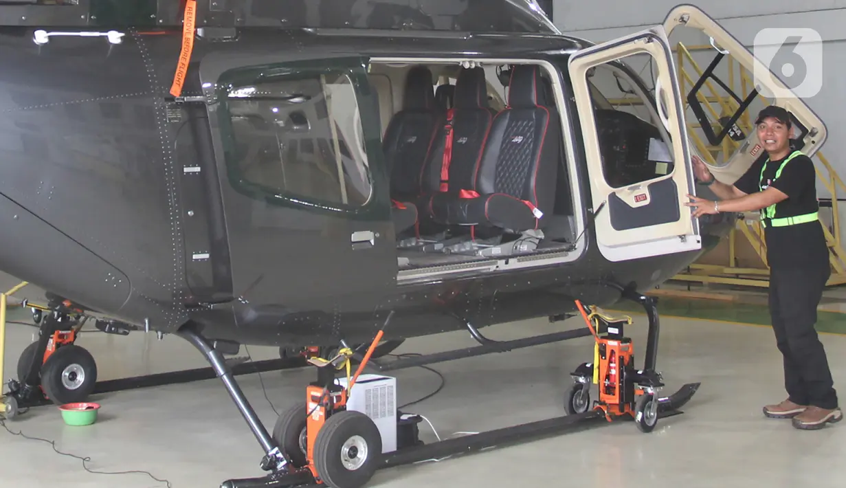Para pengunjung dapat merasakan sensasi keseruan dunia kedirgantaraan helikopter di pameran ini. (merdeka.com/Arie Basuki)