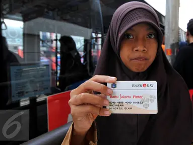 Pelajar SLTP menunjukan Kartu Jakarta Pintar (KJP) di shelter transjakarta Blok M, Jakarta, Rabu (29/7/2015). Transjakarta mengratiskan pelajar pemilik KJP selama periode 27 Juli-3 Agustus dalam rangka Jakarta Book Fair. (Liputan6.com/Yoppy Renato)