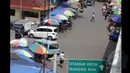 Wakil Camat Tambora, Suryanto berencana untuk menertibkan kawasan itu beserta parkir liar dengan melibatkan ratusan personel Satpol PP, Jakarta, Jumat (6/2/2015). (Liputan6.com/Faizal Fanani)