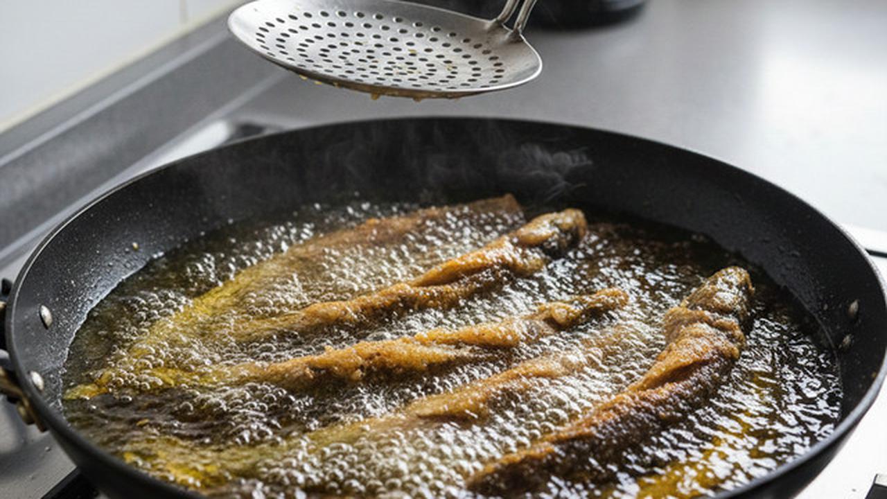 7 Trik Menggoreng Ikan Lele agar Tidak Meledak dan Lengket di Wajan