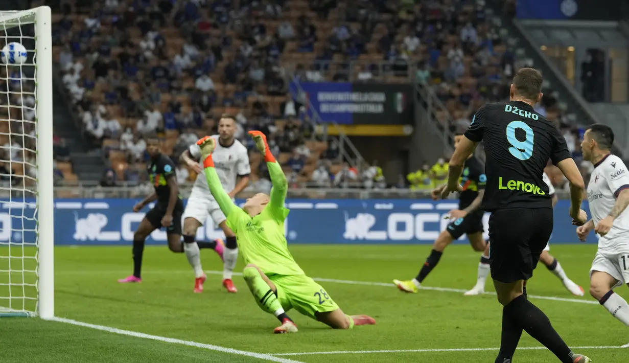 Pada menit ke-68 Edin Dzeko mencetak gol keduanya sekaligus mengubah kedudukan menjadi 6-0 untuk Inter Milan. Lewat sudut sempit di sebelah kanan pertahanan Bologna, Edin Dzeko mampu melepaskan tendangan yang memperdaya Lukasz Skorupski. (AP/Luca Bruno)