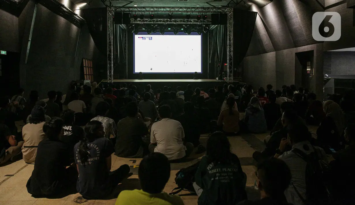 Pengunjung menyaksikan laga final leg pertama Piala AFF 2020 antara Indonesia melawan Thailand di salah satu kafe di Jakarta, Rabu (29/12/2021). Polda Metro Jaya mengizinkan pengelola kafe dan warga menggelar nonton bareng dengan tetap menerapkan protokol kesehatan (Liputan6.com/Faizal Fanani)