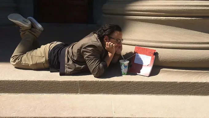 Bukan Sama Pacar, Cowok Ini Foto Romantis Sama Tesisnya! Ngakak!