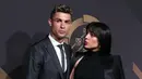Bintang Real Madrid, Cristiano Ronaldo bersama kekasihnya, Georgina Rodriguez menghadiri acara Quina Awards di Lisbon, Portugal, Senin (19/3). Georgina tampil cantik mengenakan atasan blazer hitam yang dipadukan dengan celana merah. (AP/Armando Franca)