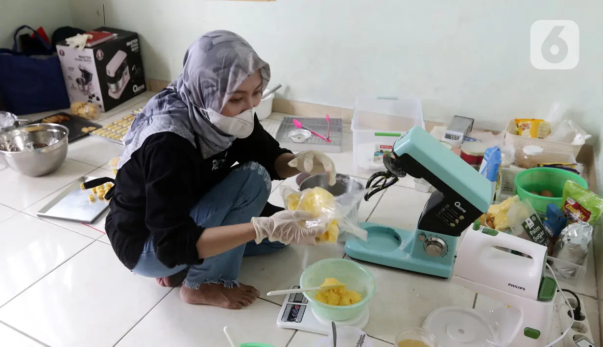 Mantan pegawai KPK bidang Humas, Tata Khoiriyah bersiap membuat adonan di tempat pembuatan kue kering miliknya, Jakarta, Kamis (21/10/2021). Aktivitas berbisnis kue kering digeluti Tata Khoiriyah sambil terus melanjutkan perlawanan terhadap pemecatan. (Liputan6.com/Helmi Fithriansyah)