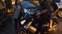Gaya Wali Kota Semarang memboncengkan sang anak, meninggalkan kedai kopi. Sementara isterinya mengendarai sepeda motor berbeda. (foto :edhie prayitno ige)