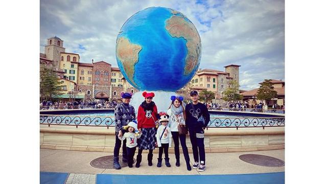Momen bahagia keluarga A6 saat mengunjungi DisneySea, Tokyo.