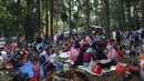 Warga berkumpul memadati hutan penelitian CIFOR (Center for International Forestry Research) saat tradisi Cucurak, di Kota Bogor, Minggu (13/5). Tradisi Cucurak digelar untuk mengungkapkan kebahagiaannya menyambut bulan Ramadan. (Merdeka.com/Arie Basuki)
